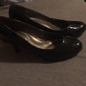 Black pumps
